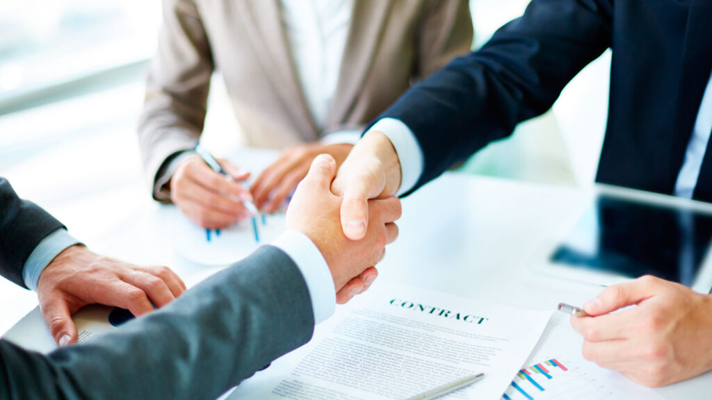 cerrando un contrato con un apreton de mano